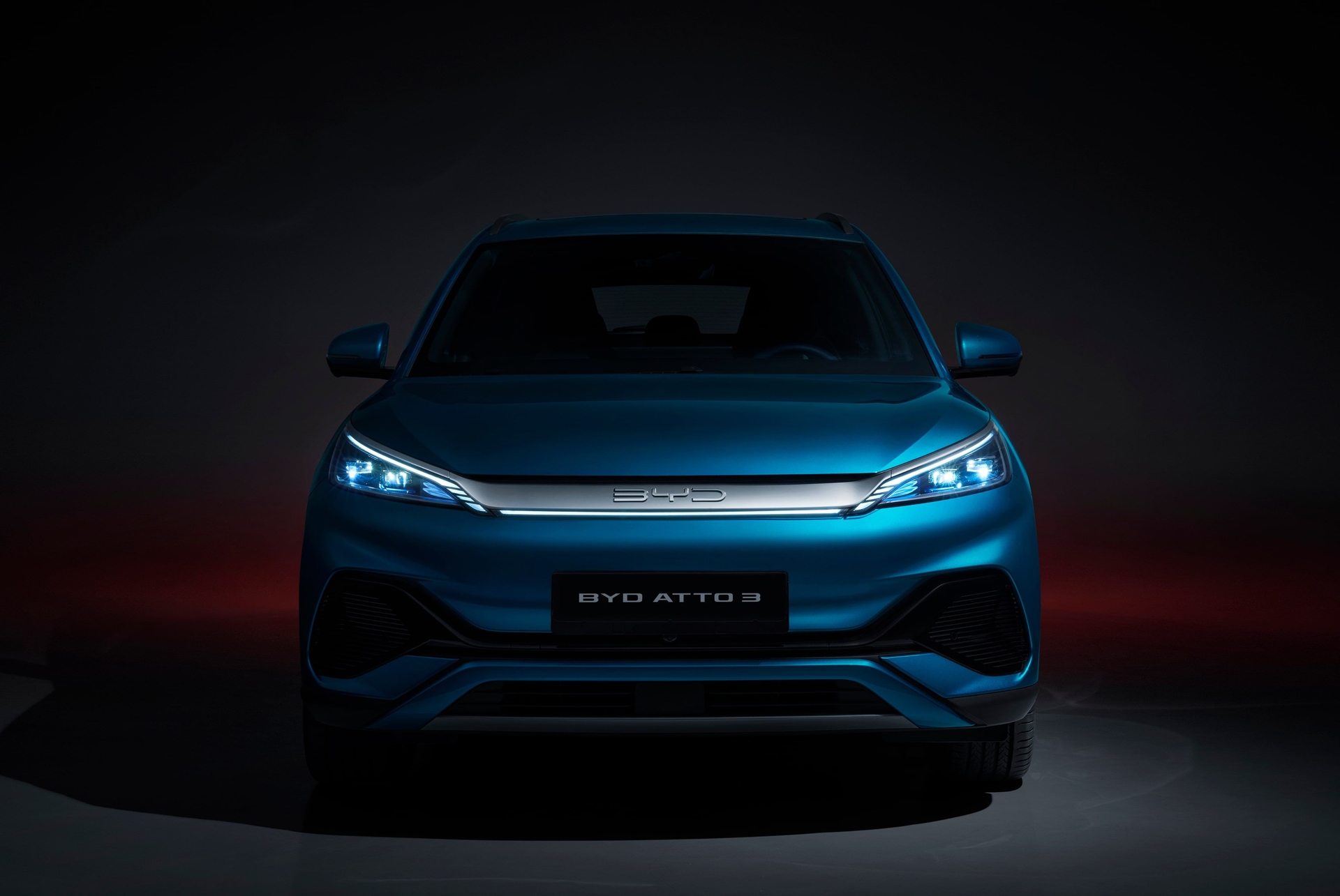 byd-atto-3-bleu-face-avant Face avant du SUV électrique BYD Atto 3 bleu avec phares LED