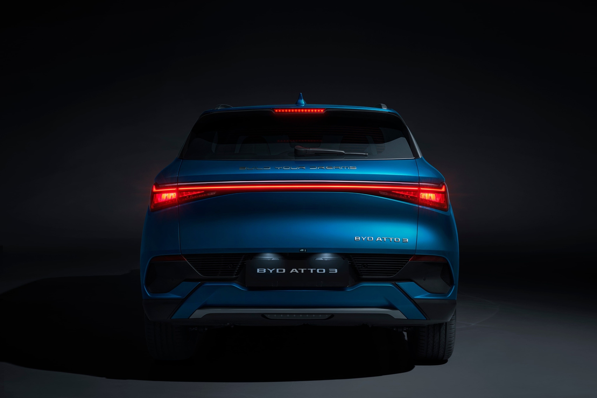 byd-atto-3-bleu-face-arriere Vue arrière du SUV électrique BYD Atto 3 bleu.
