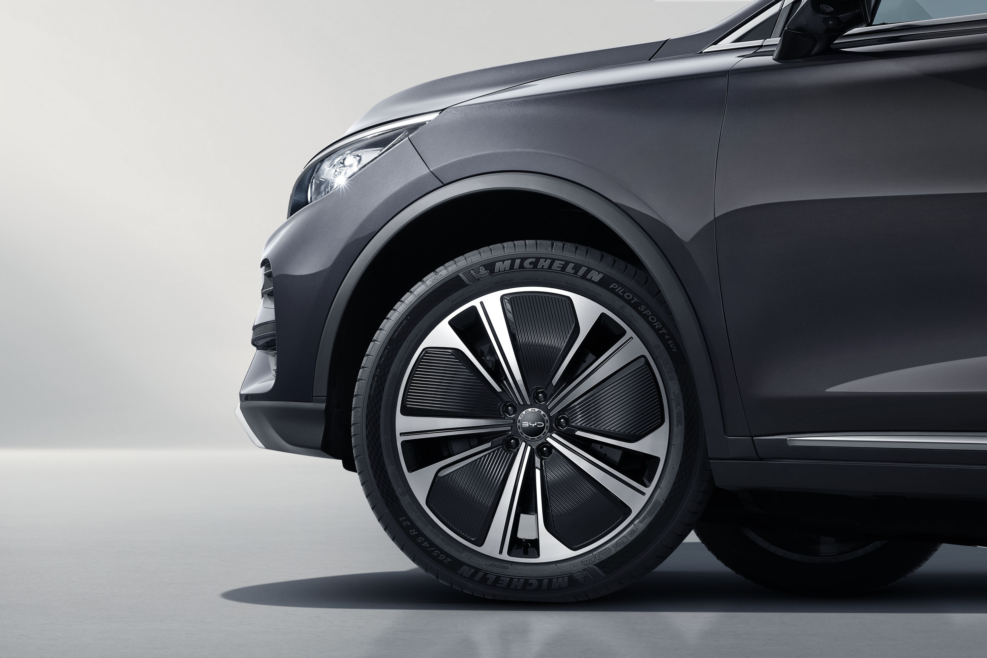 byd-song-plus-dm-i-structure-acier-robuste Structure robuste en acier du BYD Song Plus DM‑i garantissant sécurité et durabilité