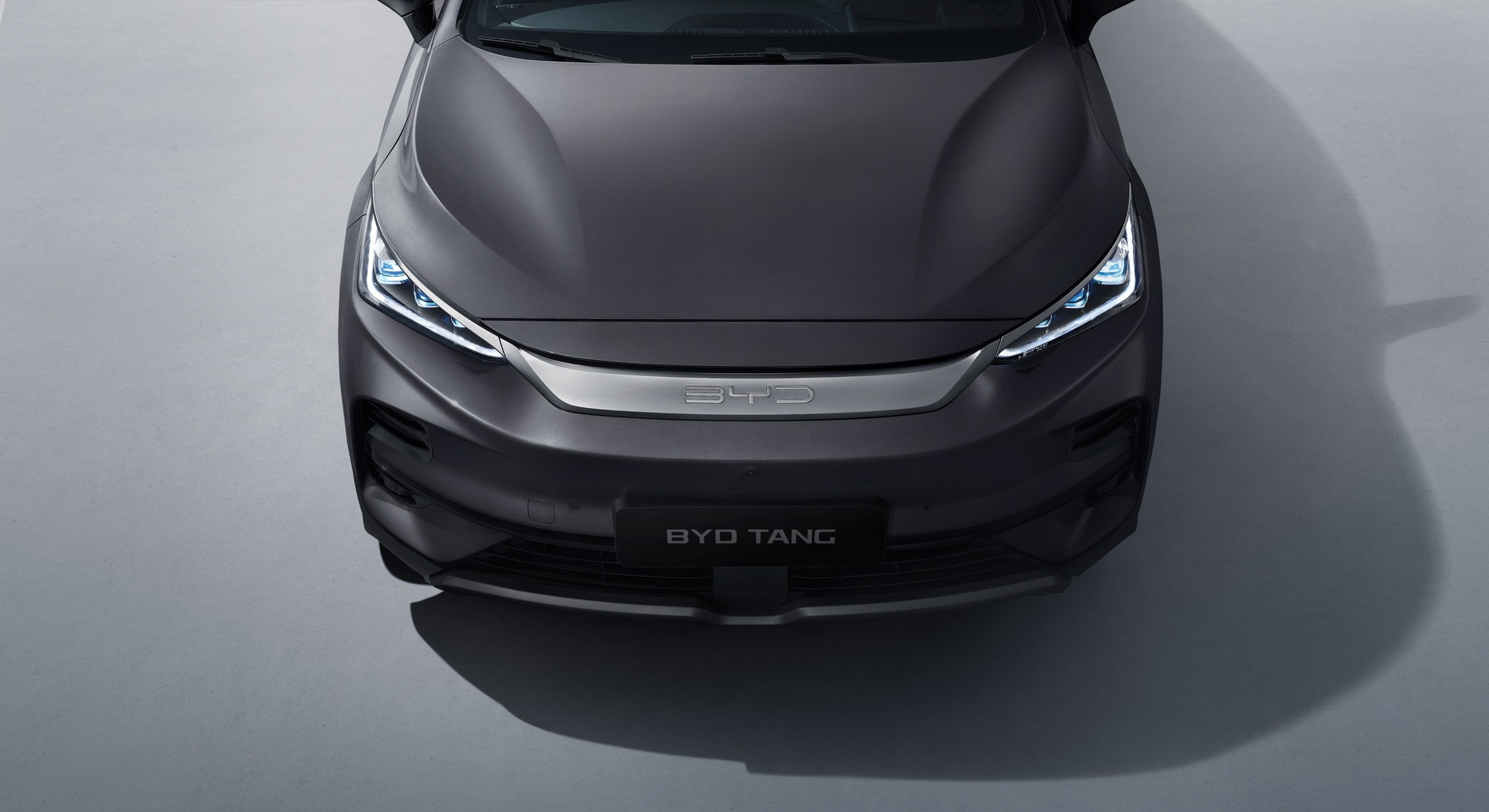 byd-tang-face-avant-led Vue arrière du SUV électrique BYD Tang avec feux LED