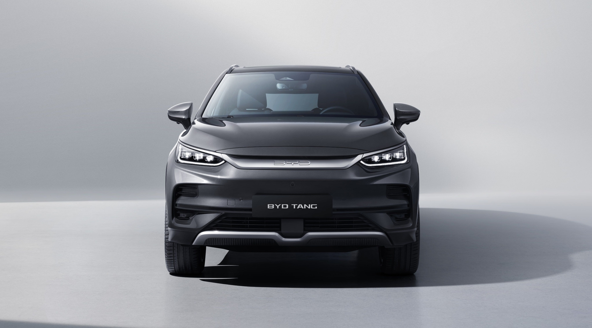 byd-tang-arriere-led Vue arrière du SUV électrique BYD Tang avec feux LED